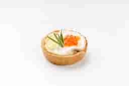 Мини-тарта с лососем и взбитыми сливками