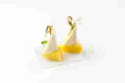 Канапе с сыром Бри и ананасом 