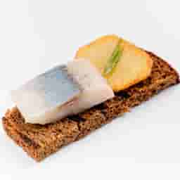 Сэндвич из бородинского хлеба с  картофелем фри и соленым филе сельди в масле.