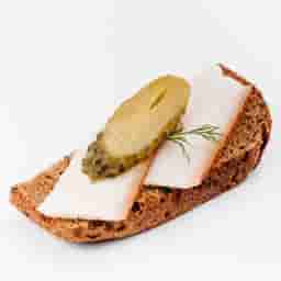 Бутерброд из бородинского хлеба с беконом и солеными огурцами.