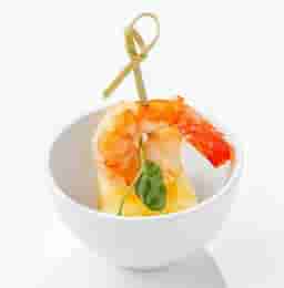 Канапе с креветками и полента 