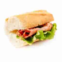 Французский багет с беконом и овощами