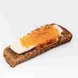 Бутерброд из бородинского хлеба с маслом и красной икрой.