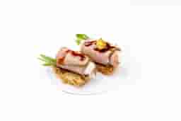 Закуска из говяжьего антрекота с муссом из сыра и рукколой