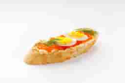 Брускетта с маслом и красной икрой