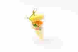 Канапе с креветками и ананасом