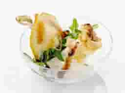 Канапе с грушей,сыром бри,рукколой и грецкими орехами