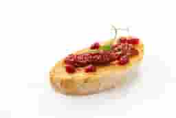 Брускетта с вялеными томатами и чечевичным хумусом