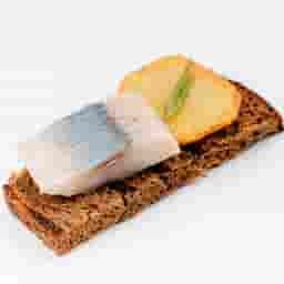 Сэндвич из бородинского хлеба с картофелем фри и соленым филе сельди в масле.