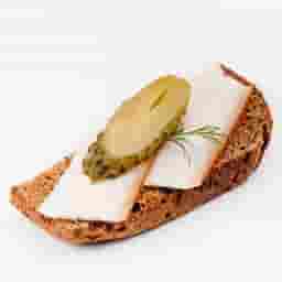 Бутерброд из бородинского хлеба с беконом и солеными огурцами.