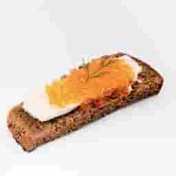 Бутерброд из бородинского хлеба с маслом и красной икрой.