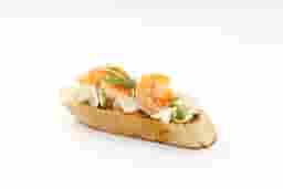 Брускетта с сырным кремом, песто и креветками